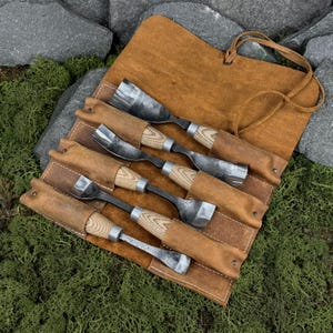 Juego de 6 herramientas para tallar cucharas con estuche de cuero. Gubias para tallar cuencos. Herramientas para carpintería. Gubias curvas. Herramientas forjadas a mano. Acero al carbono 52100.