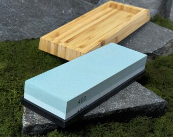 Piedra de afilar con soporte de madera. Piedra de afilar de doble grano para cuchillos, cinceles y herramientas de tallado de madera. Herramienta de afilado duradera y hecha a mano.