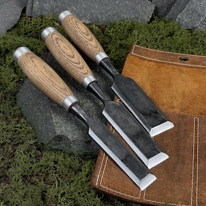 Cinceles para tallar madera con estuche de cuero. Cinceles de filo biselado. Herramientas de carpintería. Cinceles para madera. Carpintería. Forjados a mano. Acero al carbono 52100.