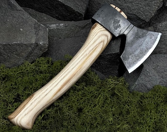 Kuta siekiera rzeźbiarska w skórzanym etui. Narzędzie do rzeźbienia w drewnie. Siekiera kempingowa. Siekiera uniwersalna. Narzędzie do obróbki drewna. Narzędzie do rękodzieła. Stal węglowa 52100.