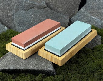 Juego de 2 piedras de afilar con soportes de madera. Piedras de afilar artesanales de doble grano para cuchillos, cinceles y herramientas de tallado. Regalo ideal para carpinteros.