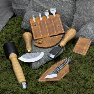 Set di 5 utensili per tagliare, assottigliare e forare la pelle, con custodia in pelle. Utensili per scarnitura. Lavorazione della pelle. Forgiati a mano. Acciaio al carbonio 52100.