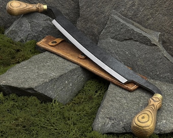 Stor dragkniv med läderfodral. Snickarverktyg. Trä- och skedkniv. Dragkniv för snidare. Handsmidet verktyg. Kolstål 52100.