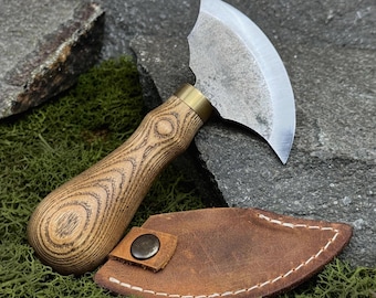 Klein leren rond mes met leren tas. Handgesmeed gereedschap voor leerbewerking, snijden, schaven en knutselen. Koolstofstaal 52100 mes.