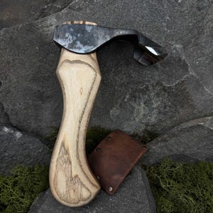 Curved Adze for Wood Carving and Camping. Hand Forged Tool with Carbon Steel 52100 Blade and Leather Case for Beginners and Bushcraft Work.
