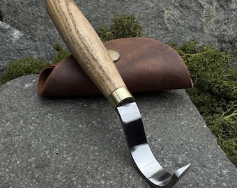 Haakmes met leren tas. Lepels, kommen, kopjes vleesmes. Houtsnijgereedschap voor beeldsnijders. Handgesmeed mes. Koolstofstalen blad