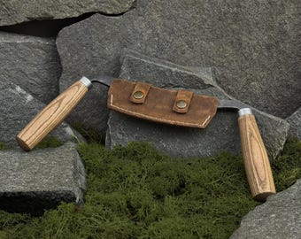 Two-Handed Carpentry Drawknife for Woodworking Beginner. Forged Tool with Carbon Steel 52100 Blade and Leather Case for Shaping and Trimming