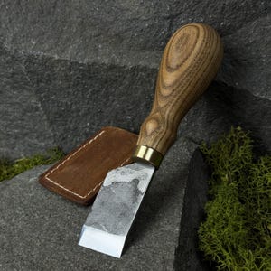 Handgefertigtes Schälmesser mit Lederetui. Flachmesser. Schneidemesser aus Leder. Lederbearbeitungswerkzeug. Handgeschmiedetes Messer. Kohlenstoffstahl 52100.