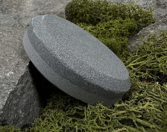 Piedra de afilar para herramientas. Piedra combinada con grano de diamante. Piedra de afilar para cuchillos, hoces y cinceles. Piedra de afilar de alta calidad.