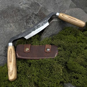 Two-Handed Carpentry Drawknife for Woodworking Beginner. Forged Tool with Carbon Steel 52100 Blade and Leather Case for Shaping and Trimming