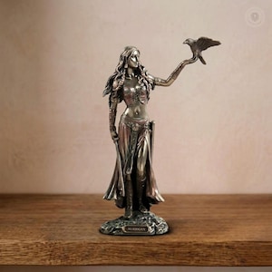 Statua della dea celtica Morrigan, statuetta del guerriero corvo, decorazione per altare pagano, scultura gotica di strega e mitologia.