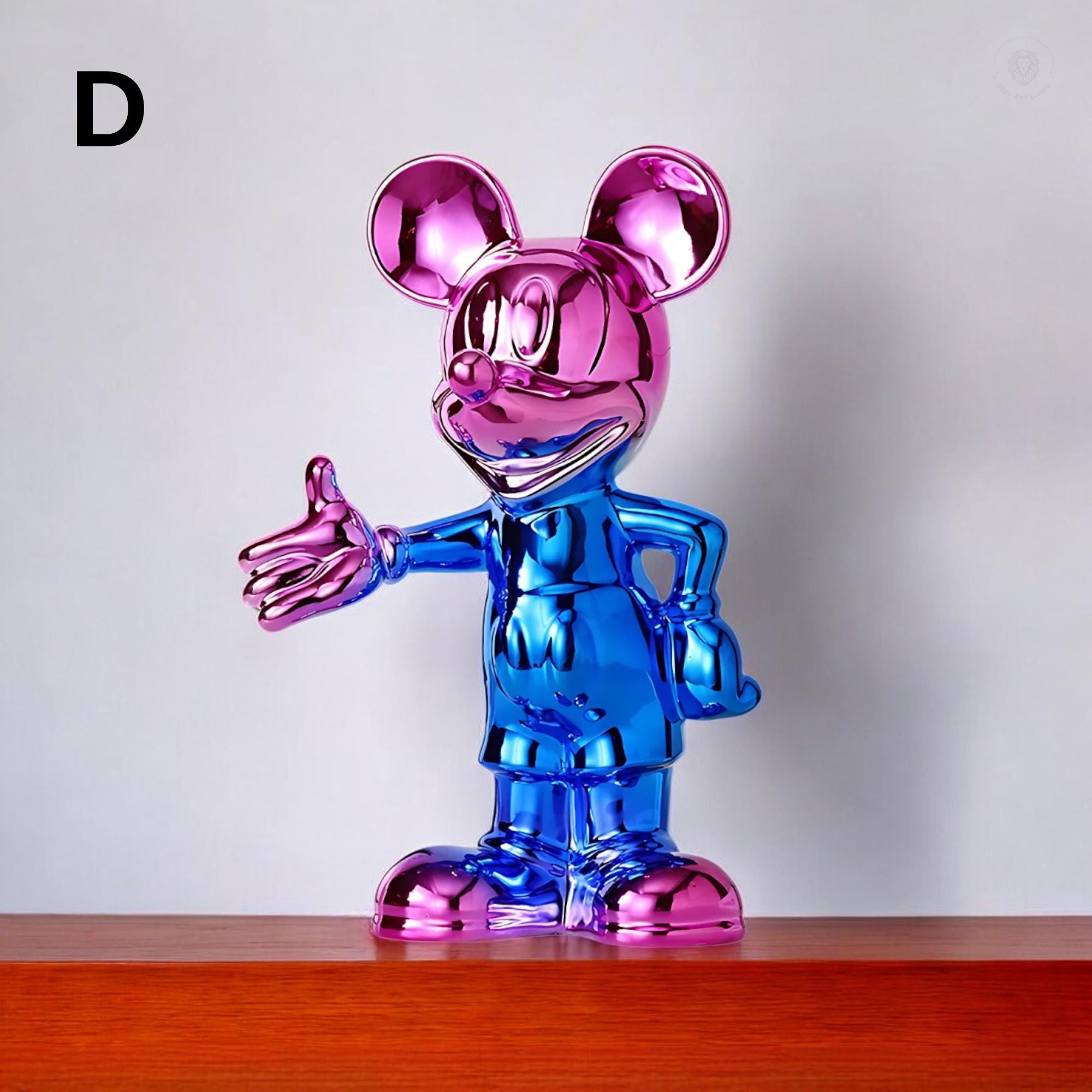 ミッキーマウスをモチーフにした装飾的な置物。机や棚の装飾に使える