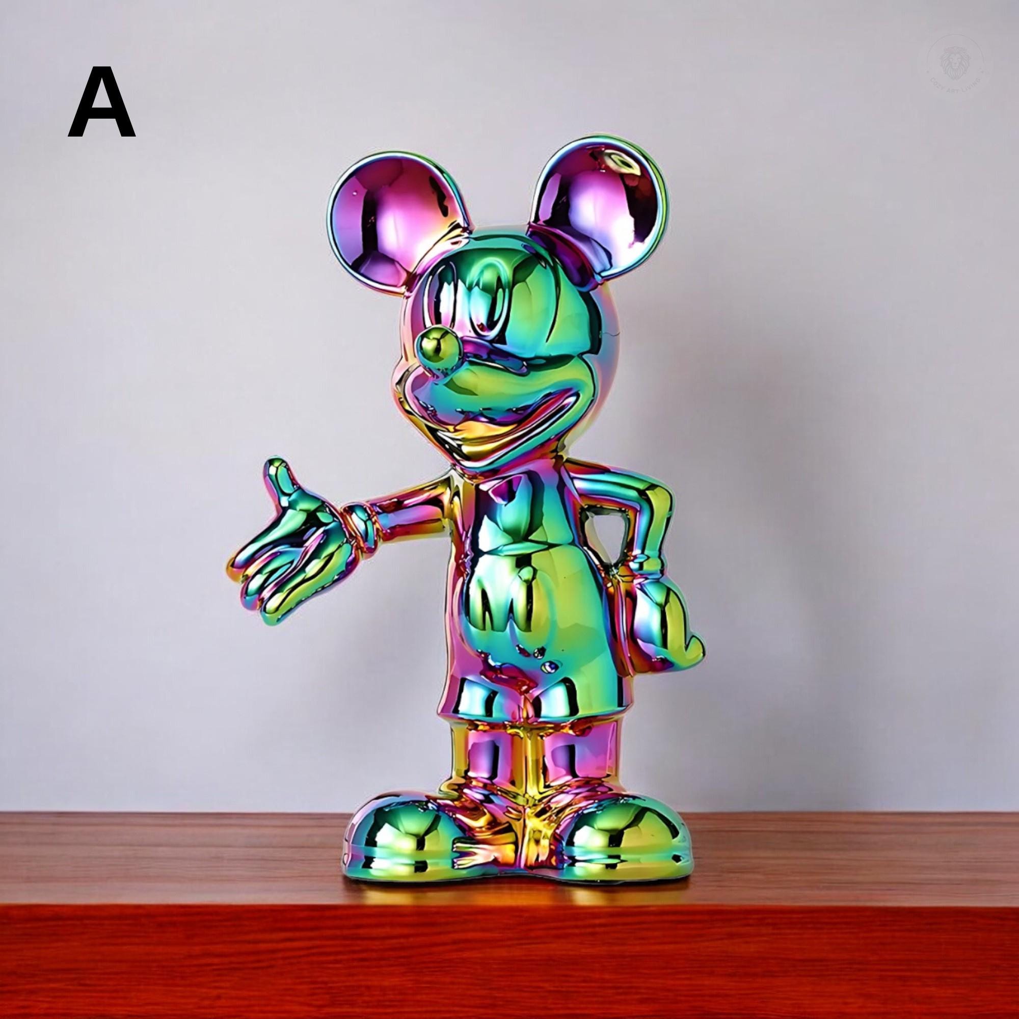 ミッキーマウスをモチーフにした装飾的な置物。机や棚の装飾に使える