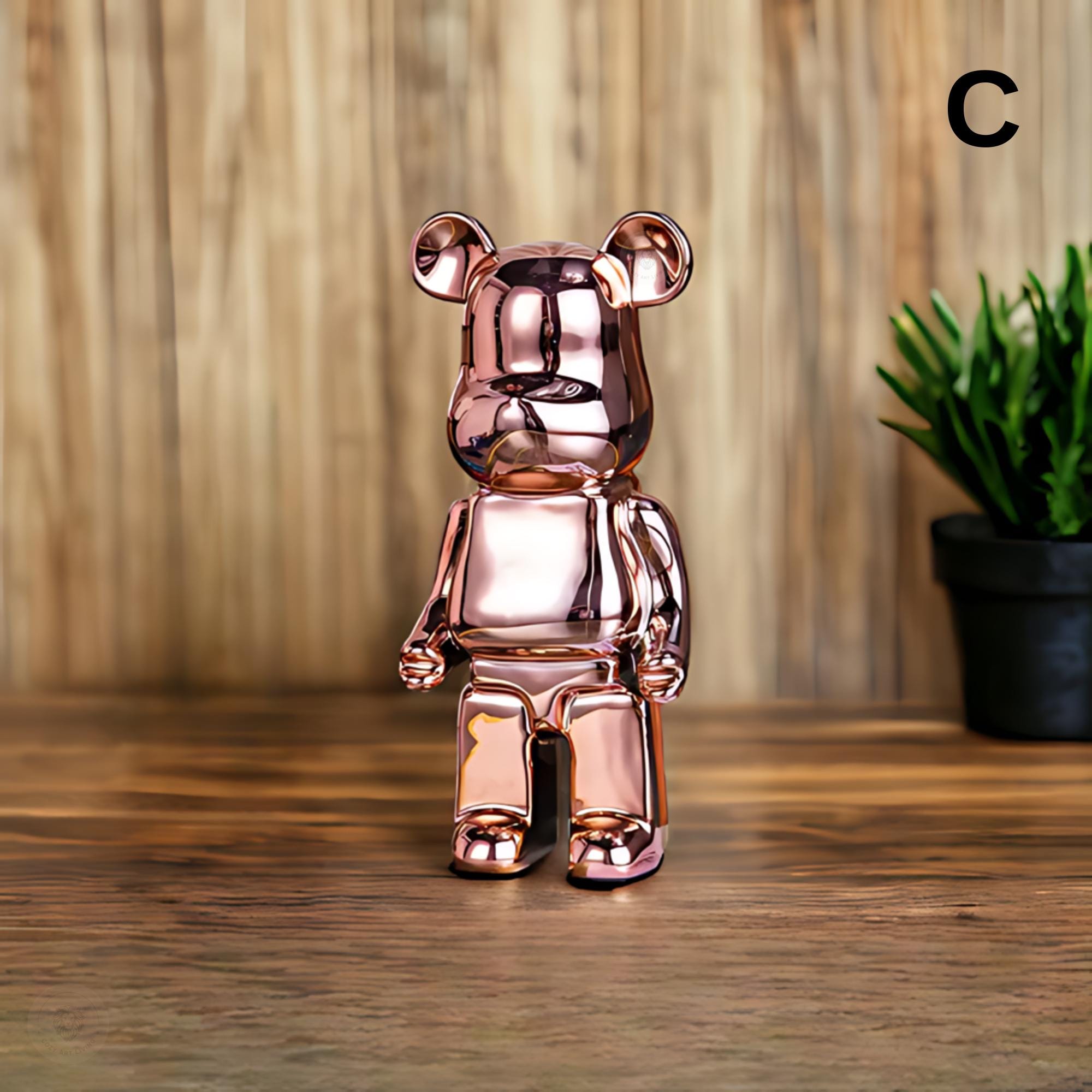 クマのレプリカ置物おもちゃ。棚や机の装飾に最適なモダンなクマの像