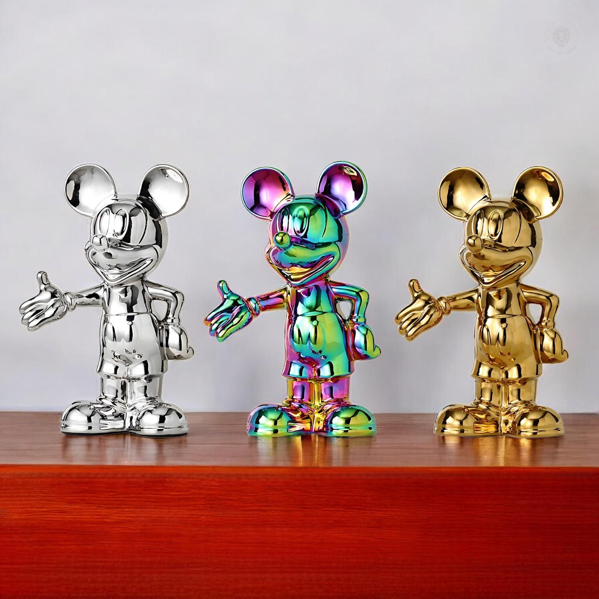 ミッキーマウスをモチーフにした装飾的な置物。机や棚の装飾に使える