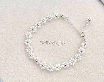 Handmade White Daisy Beaded Bracelet: Floral Charm Bracelet