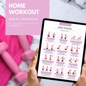 以下が含まれることがあります： タブレットに「HOME WORKOUT」と「ARM TONING」の文字が表示されたピンク色のホームワークアウトグラフィック。2つのピンク色のダンベルとピンク色のタオルが前景にあります。テキストは「ALL YOU NEED ARE A SET OF DUMBBELLS！」と書かれています。