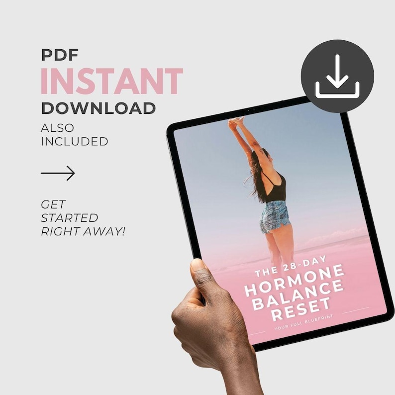 Peut inclure: Une tablette affiche un programme de bien-&ecirc;tre intitul&eacute; "The 28-Day Hormone Balance Reset". L'&eacute;cran montre une personne les bras lev&eacute;s. Le texte sur la tablette indique "PDF T&eacute;l&eacute;chargement instantan&eacute;, &eacute;galement inclus, commencez tout de suite !" Une ic&ocirc;ne de t&eacute;l&eacute;chargement est en haut &agrave; droite.