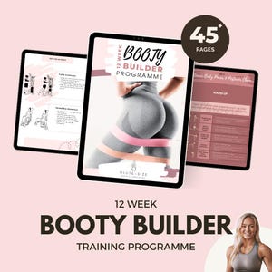 Op de afbeelding: Een digitale tablet met een 12-weken booty builder trainingsprogramma met meer dan 45 pagina's. Het programma bevat oefeningen en een warming-up routine. De tablet staat op een roze achtergrond met een vrouw in een grijze trainingsoutfit.