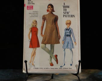 Patrón de costura vintage Simplicity 7776 SIN CORTAR - Vestido de mujer con cuello desmontable, talla pequeña. Patrón vintage de los años 60.