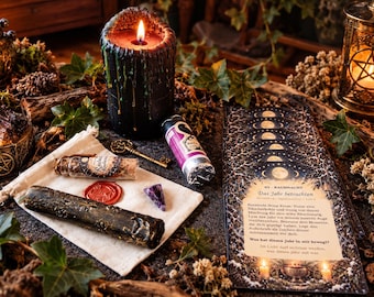 Könnte beinhalten: Eine schwarze Stumpenkerze mit schmelzendem grünem Wachs, ein kleines Glasfläschchen, ein goldener Schlüssel, ein violetter Kristall, ein rotes Wachssiegel und ein strukturierter dunkler Stab auf einem weißen Tuch neben einer Karte mit Mondphasen.