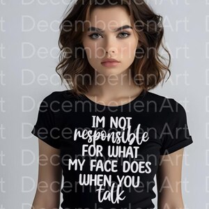 Könnte beinhalten: Ein schwarzes T-Shirt mit weißem Text, der lautet: "Ich bin nicht verantwortlich für das, was mein Gesicht tut, wenn du sprichst."