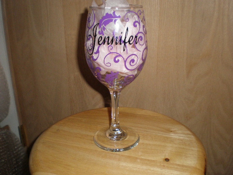 Personalized Damask Swirl Wine Glass image 2