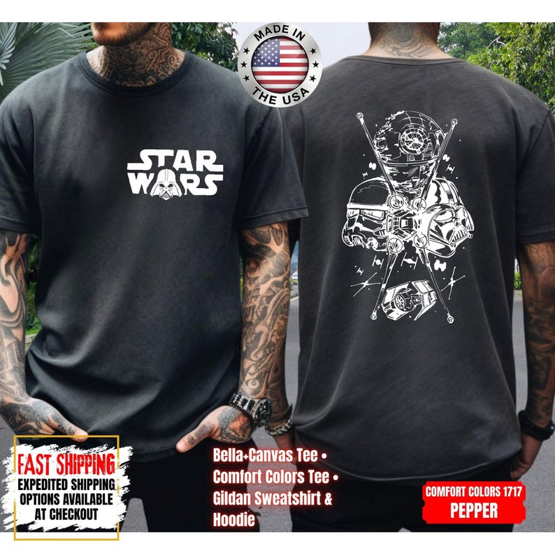 Op de afbeelding: Donkergrijs Star Wars T-shirt met wit logo op de voorkant en een afbeelding op de achterkant. De voorkant heeft het Star Wars logo. De achterkant heeft een witte illustratie van Star Wars personages en voertuigen. Gemaakt in de VS.