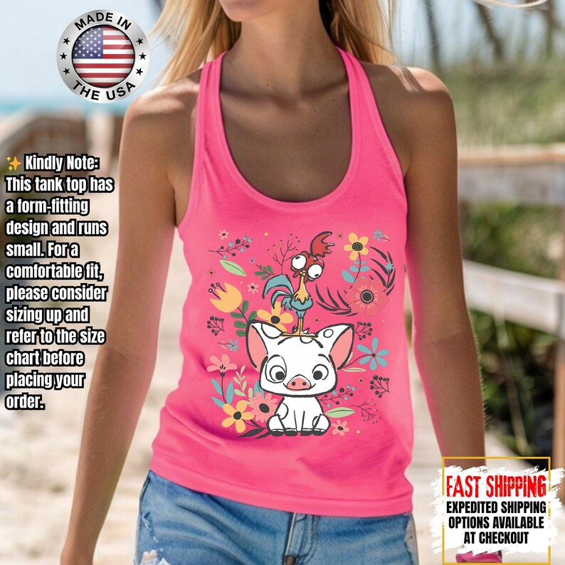 Puede incluir: Camiseta sin mangas rosa brillante con un gr&aacute;fico de dibujos animados de un cerdo y un gallo, rodeados de flores. La camiseta sin mangas tiene un dise&ntilde;o de espalda deportiva. Es visible un emblema circular con el texto "MADE IN THE USA".