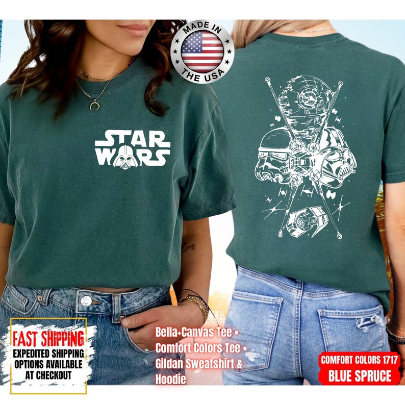 Op de afbeelding: Een tealkleurig T-shirt met het witte "Star Wars" logo op de voorkant. De achterkant toont een witte afbeelding van Star Wars-personages en -voertuigen. Gemaakt in de VS. Comfort Colors Tee.
