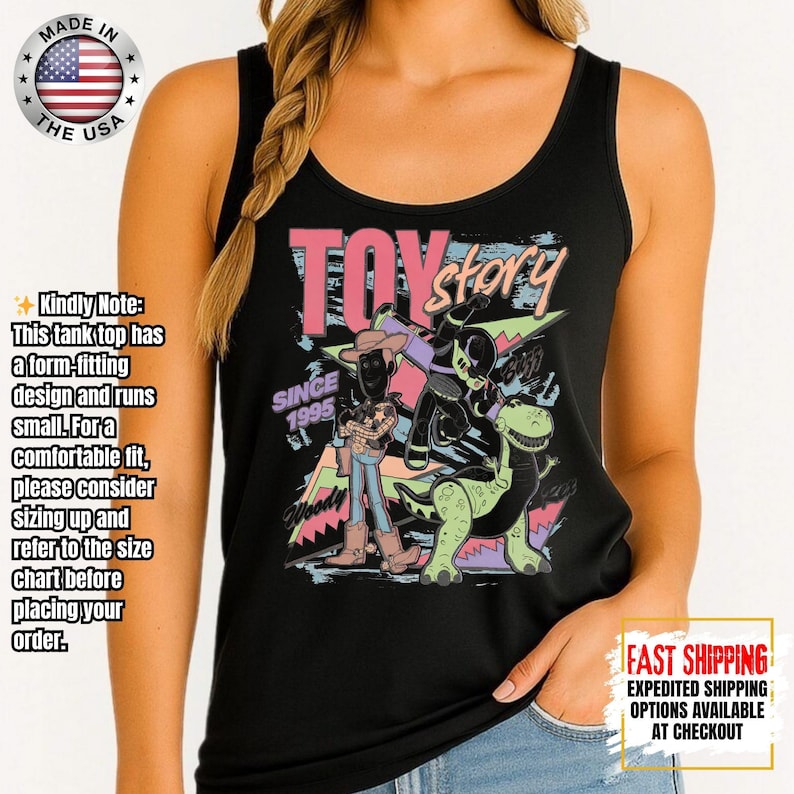 Op de afbeelding: Zwart tanktop met een kleurrijke afbeelding van "Toy Story" met Woody, Buzz Lightyear en Rex. Het ontwerp bevat de tekst "Toy Story" en "Since 1995." Gemaakt in de VS.