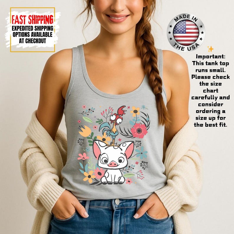Puede incluir: Camiseta sin mangas gris claro con un dise&ntilde;o de cerdo y gallo de dibujos animados, rodeado de flores. La camiseta tiene el texto "Made in the USA" y "Important: This tank top runs small. Please check the size chart carefully and consider ordering a size up for the best fit."