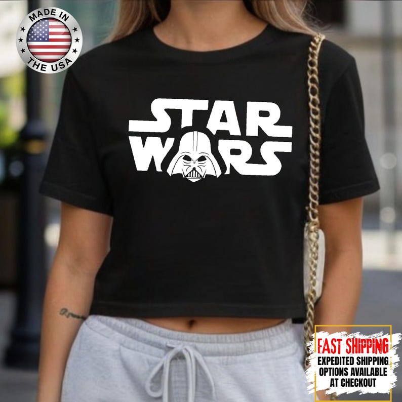 Puede incluir: Top corto negro con el logo blanco de Star Wars y el casco de Darth Vader. Fabricado en EE. UU.