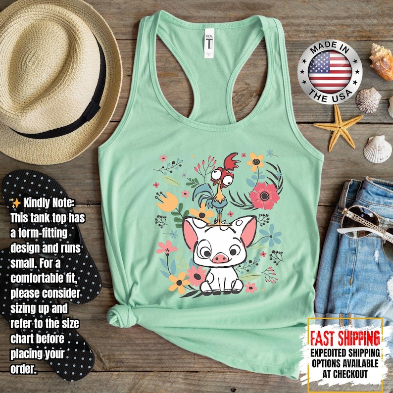 Puede incluir: Camiseta sin mangas verde claro con un gr&aacute;fico de un cerdo y un gallo rodeados de flores. La camiseta sin mangas tiene un dise&ntilde;o de espalda nadadora. Las palabras "MADE IN THE USA" est&aacute;n impresas en un emblema circular. El texto "FAST SHIPPING" tambi&eacute;n es visible.