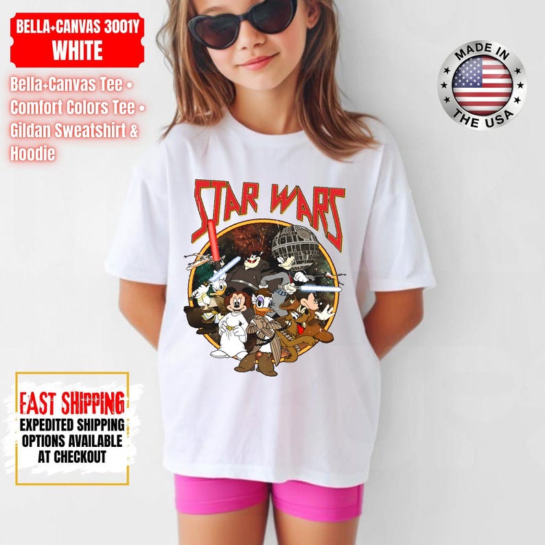 Op de afbeelding: Wit T-shirt met een Star Wars-afbeelding met stripfiguren. Het ontwerp bevat de tekst "STAR WARS" in het rood. Gemaakt in de VS.
