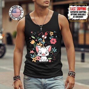 Puede incluir: Camiseta sin mangas negra con un gr&aacute;fico colorido de un cerdo, un gallo y flores. El dise&ntilde;o incluye el texto "MADE IN THE USA". La camiseta sin mangas es sin mangas y est&aacute; hecha de un material suave.