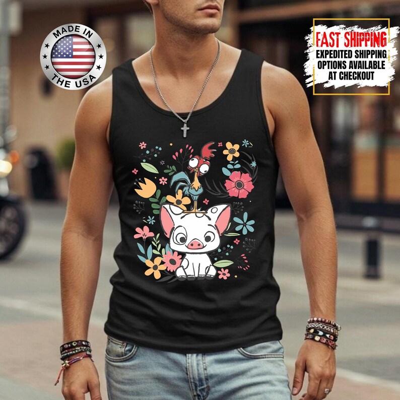 Puede incluir: Camiseta sin mangas negra con un gr&aacute;fico colorido de un cerdo, un gallo y flores. El dise&ntilde;o incluye el texto "MADE IN THE USA". La camiseta sin mangas es sin mangas y est&aacute; hecha de un material suave.