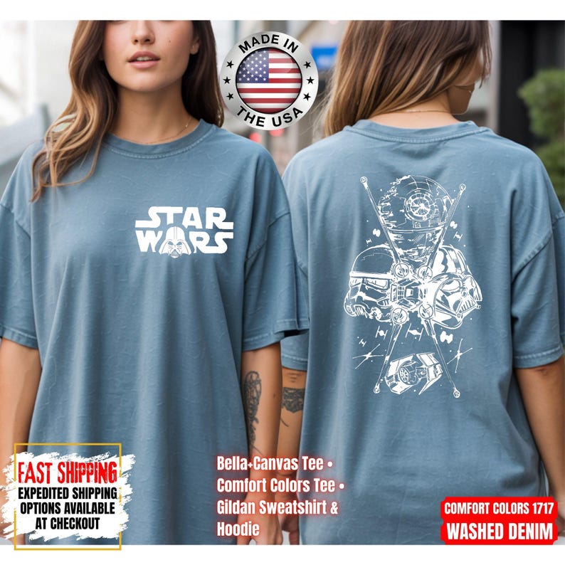 Op de afbeelding: Een gewassen denim blauw t-shirt met het Star Wars logo in wit op de voorkant. De achterkant van het shirt heeft een witte afbeelding van Star Wars-personages en voertuigen. Gemaakt in de VS.