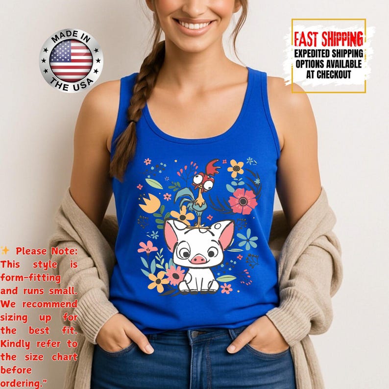 Puede incluir: Una camiseta sin mangas azul real con una ilustraci&oacute;n de dibujos animados de un cerdo, un gallo y flores. La camiseta sin mangas tiene cuello redondo y est&aacute; hecha en los EE. UU. La imagen tambi&eacute;n incluye texto que dice "FAST SHIPPING".