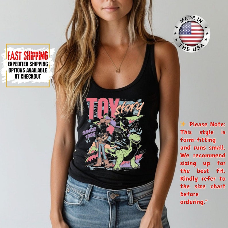 Op de afbeelding: Zwart tanktop met een kleurrijke afbeelding uit de film "Toy Story". De afbeelding bevat de tekst "Toy Story" en "Since 1995". De tanktop is nauwsluitend en valt klein.