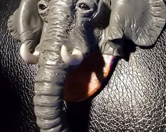 Collar con fondo de elefante/safari y atardecer
