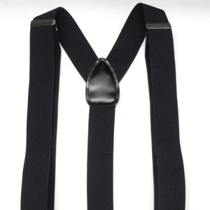 Puede incluir: Tirantes negros con detalles de cuero y clips metálicos. Los tirantes tienen una espalda en forma de Y y correas ajustables.