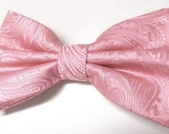 Pajaritas para hombre. Pajarita Paisley Rosa Con Pañuelo De Bolsillo A Juego