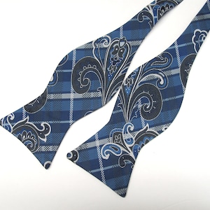 Herren Fliege zum Selbstbinden. Blau Grau Karierte Paisley Free Style Fliege Mit Passenden Einstecktuch
