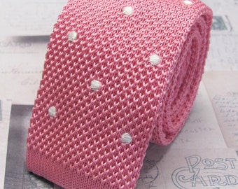 Cravate en tricot pour homme en soie rose à pois blancs
