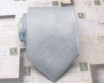 Cravatte da uomo. Cravatta necktie lamé argento metallizzato con set quadrato tascabile abbinato