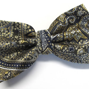 Pajarita para hombre con estampado floral de cachemira en verde musgo, azul y dorado sobre negro y pañuelo de bolsillo a juego