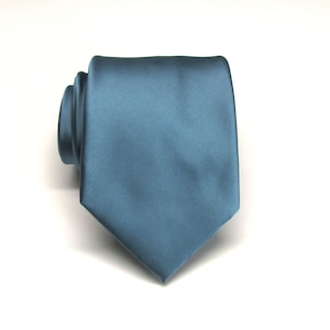 Heren stropdassen staalblauw stoffig blauw heren stropdassen met bijpassende pochet zakdoek optie