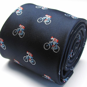 Op de afbeelding: Een donkerblauwe zijden stropdas met een herhalend patroon van witte fietsers op fietsen.