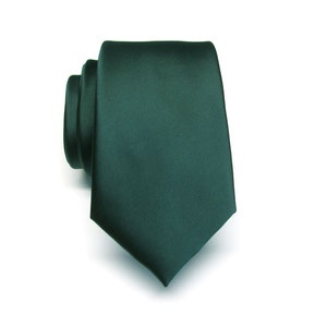 Corbatas para hombre en verde enebro, corbata estrecha de seda verde oscuro con opción de pañuelo de bolsillo a juego.